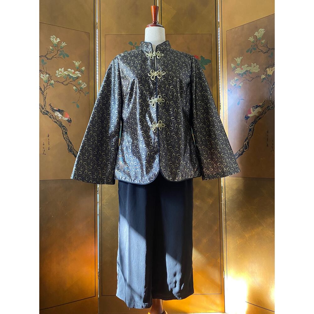 Silky Asian inspired tunic with leaf print and toggle closures, size L